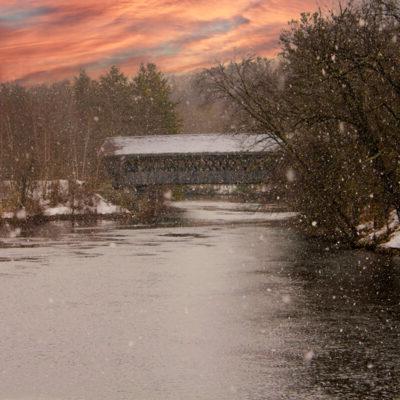 正规赌篮球的软件's covered bridge on a winter day